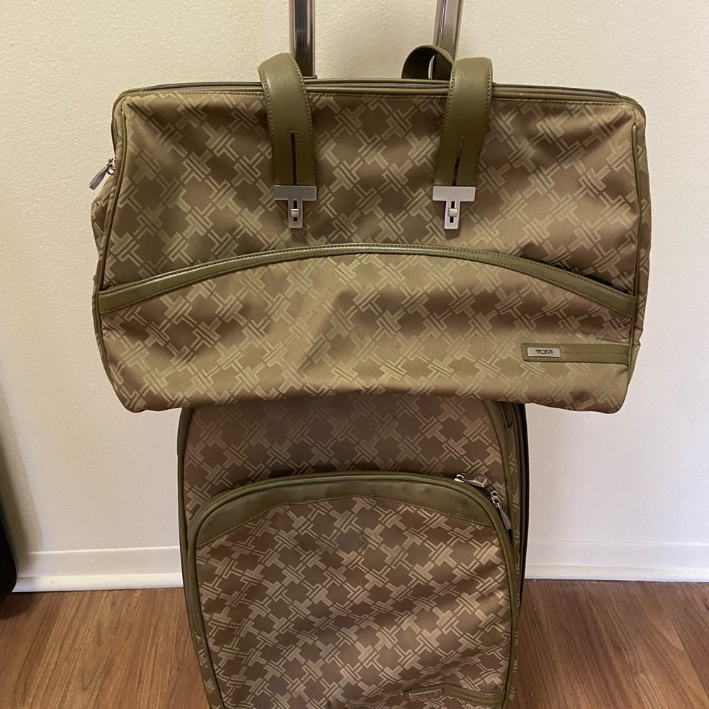 Tumi Expandable CarryOn Roller And Matching Tote Gem